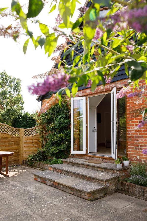 'Orchard Croft Lodge - Chichester', Book-Direct, New Home 1,367 Sq' Ft' , Can Sleep 8 On Request , Split & Link 'Super King' Size Beds, Free Wi-Fi, Sky Tv & Sky Sports, 9 - Minutes From West Wittering Beach, Very Quiet Location, Dog Friendly Exteriér fotografie