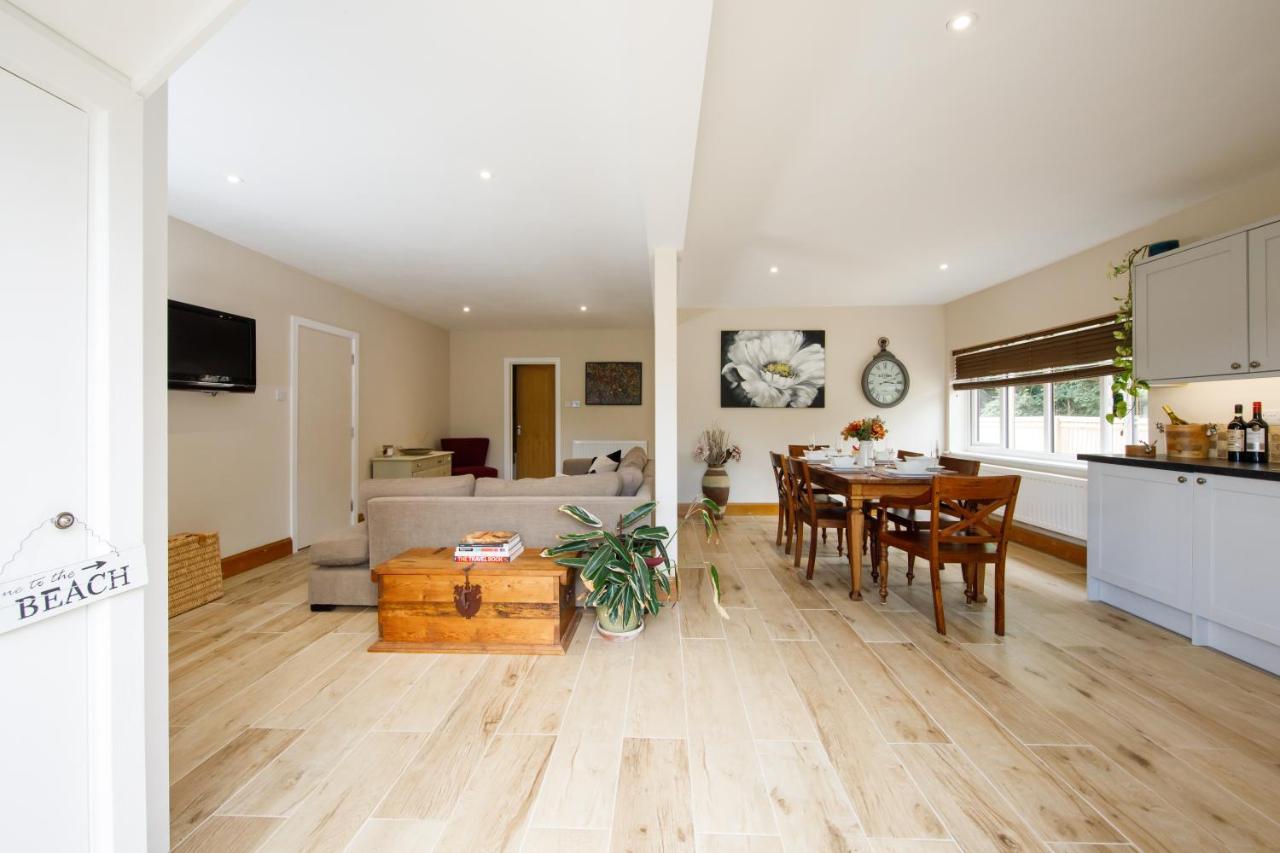 'Orchard Croft Lodge - Chichester', Book-Direct, New Home 1,367 Sq' Ft' , Can Sleep 8 On Request , Split & Link 'Super King' Size Beds, Free Wi-Fi, Sky Tv & Sky Sports, 9 - Minutes From West Wittering Beach, Very Quiet Location, Dog Friendly Exteriér fotografie